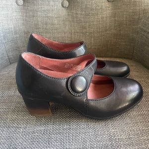 Size 38 womens Mary Janes.